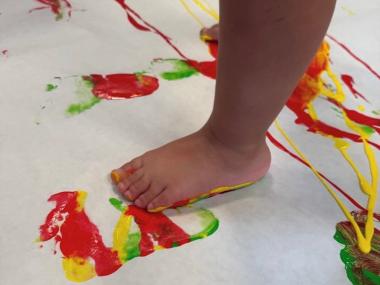 Barn der laver fodaftryk med maling
