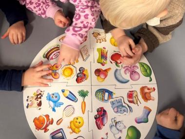 Børn der spiller vildkatten