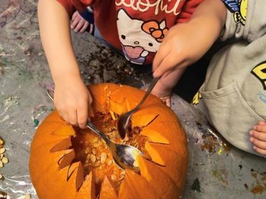 Børn der udhuler et græskar